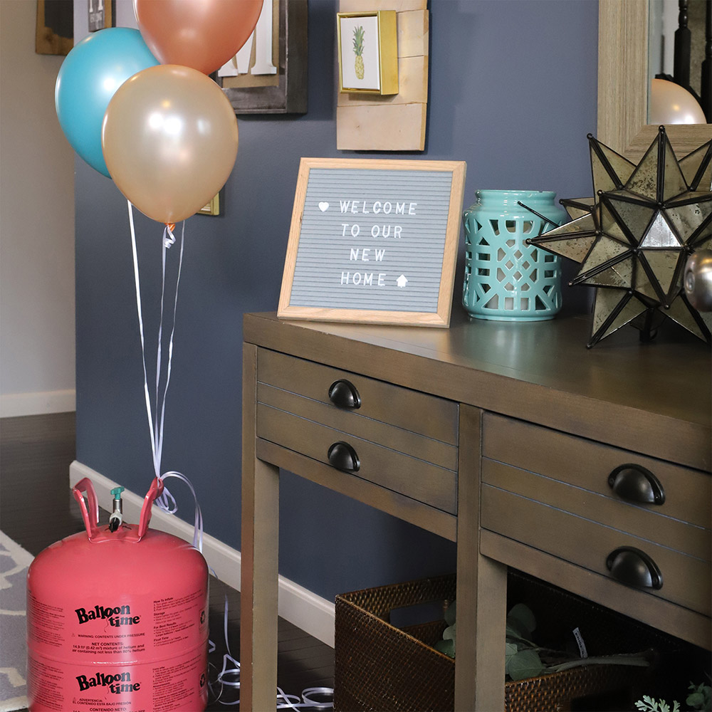 Housewarming sign with balloons